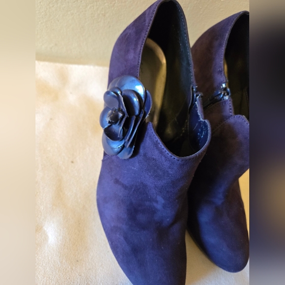 Anne Klein Women's  Shoes Suede  Purple  Zip Up Ankle Boots With flower Size 10M - Picture 4 of 15